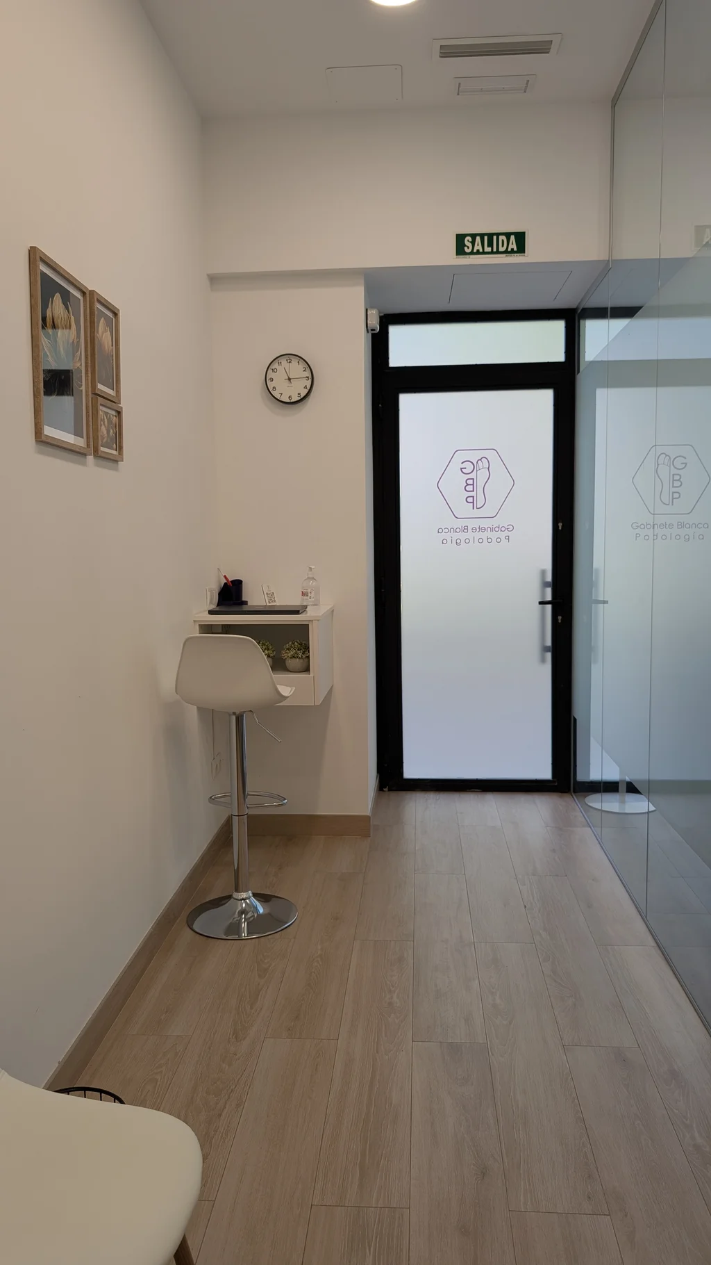 Consulta moderna del podólogo - Equipamiento avanzado para tratamientos podológicos Madrid